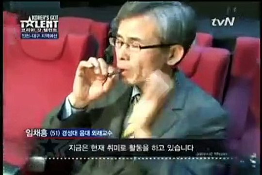 Islık ile Türk marşını çalan Koreli