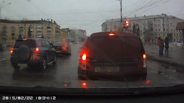 Пешеход обиделся, что его не пропустили - Драка на дороге