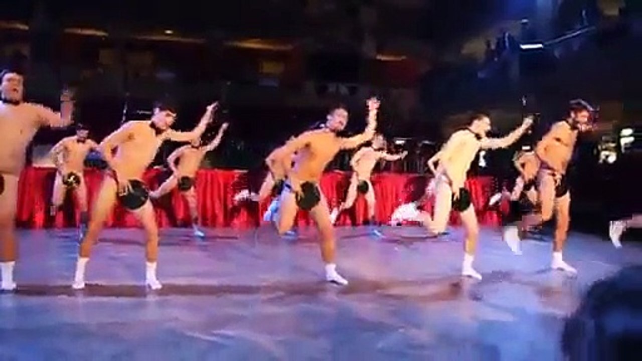 Des lycéens tchèques dansent nus et rejouent « The Full Monty »