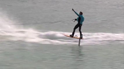 Télécharger la video: Laird Hamilton sur des vagues géantes en Hover-surfing! Dingue...