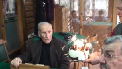 Rüştü Dede", 100. Yaşını Pasta Keserek Kutladı