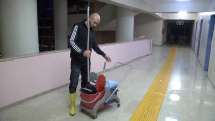 Milli Sporcu Gündüz Temizlik, Akşam Antrenman Yapıyor