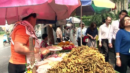 Chasse aux marchands ambulants sur les trottoirs de Bangkok