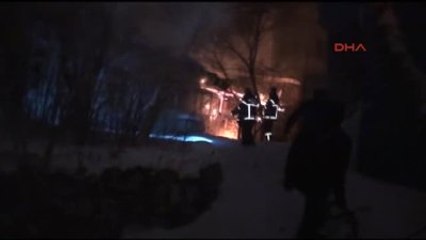 Kars'ta İtfaiyecilerin Yangınla Birlikte Kar Mücadelesi