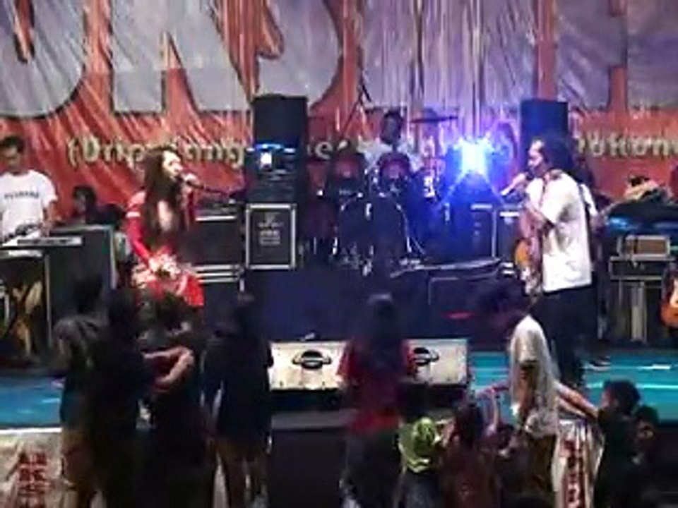 MONATA ANTARA SENYUM DAN PERANG