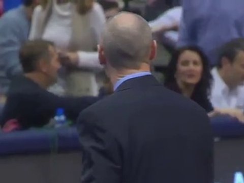Coach Rick Carlisle exchanges words with Rajon Rondo- Raptors at Mavericks