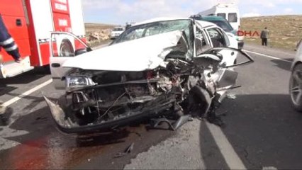 Şanlıurfa?da 2 Otomobil Çarpıştı: 9 Yaralı