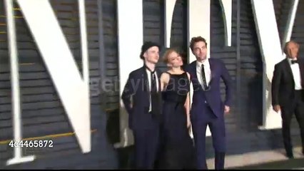 Longer vid of Rob with bestie TomStu & fiancée Sienna at Vanity Fair Oscars Party arrival (22nd Feb)