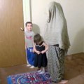 Blague à des enfants pendant une prière