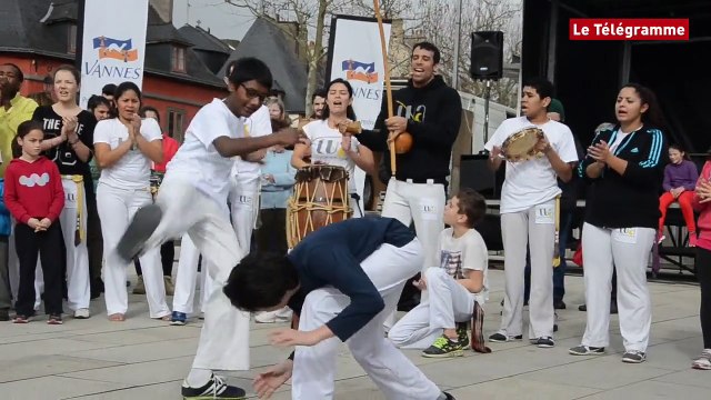 Vannes tous en basket . Démonstration de capoeira sur le port