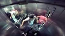 Caméra cachée diarrhée dans l’ascenseur