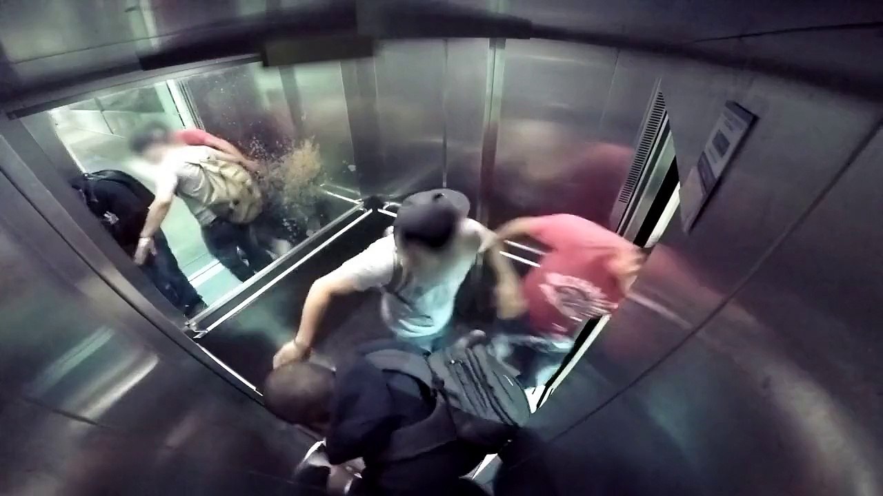 Caméra cachée diarrhée dans l’ascenseur