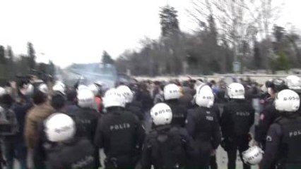 Yol Kapatan Taraftara Polis Müdahalesi