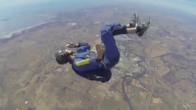 Un parachutiste fait une crise d'épilepsie en plein saut