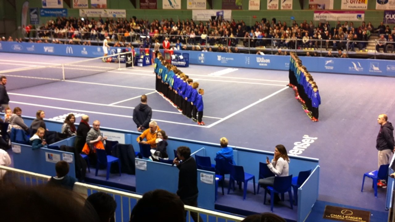 L'entrée des finalistes sur le court