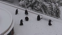 ¡Guerra de nieve entre monjes franciscanos!