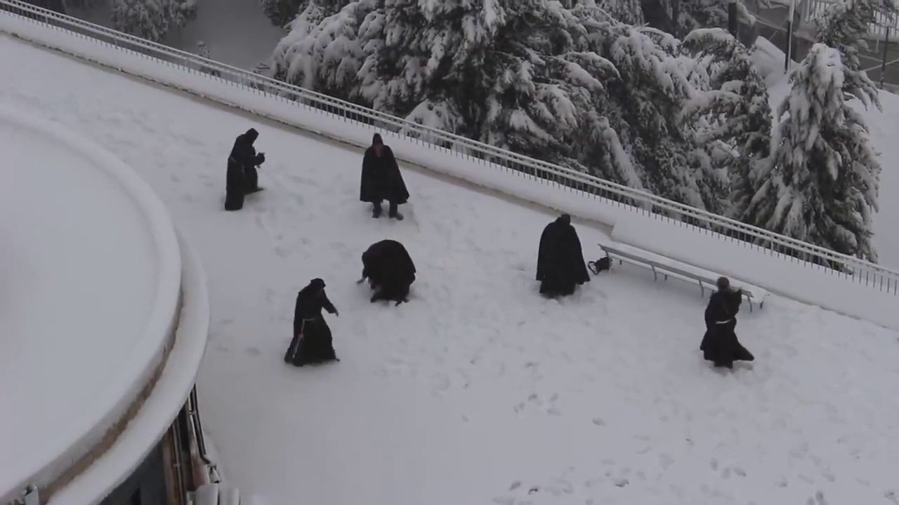¡Guerra de nieve entre monjes franciscanos!