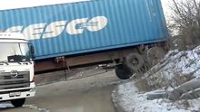 Truck Driver Makes Horrible Turning