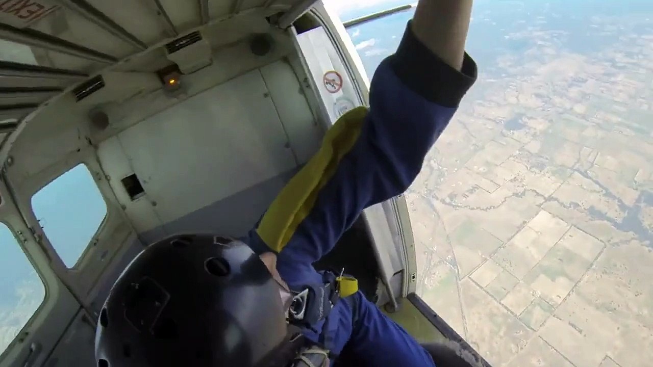 Faire un malaise pendant un saut en chute libre.