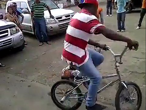 راكب دراجة هوائية يقوم بحركات لا تصدق