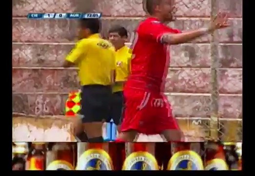 Luis Tejada abandonó el campo por insultos racistas de los hinchas de Cienciano [VIDEO]