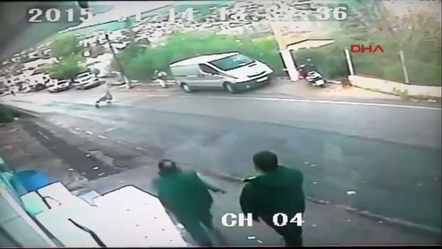 Dikkati ile ufak bebeğin hayatını kurtaran adam. Helal Olsun.