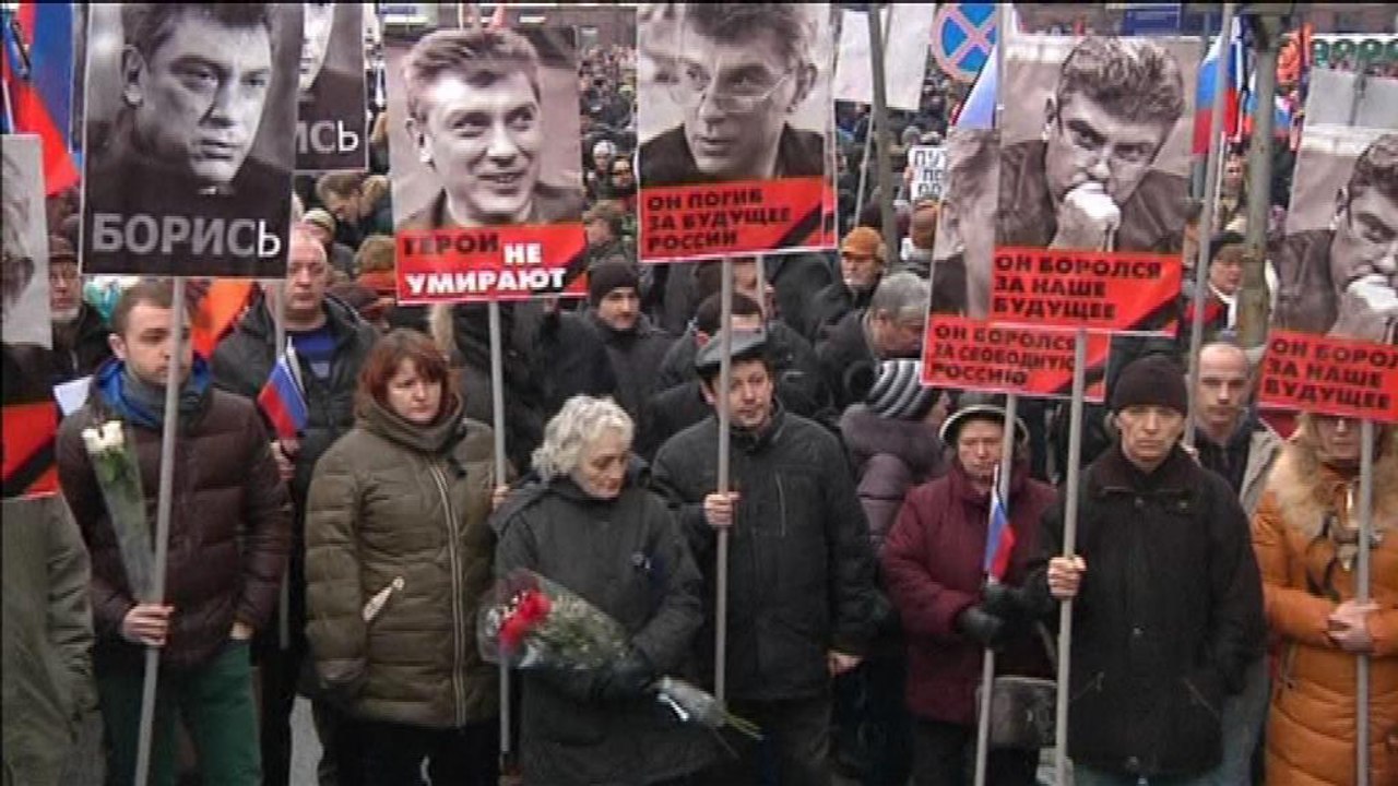 Des dizaines de milliers de Moscovites rendent hommage à l'opposant Nemtsov