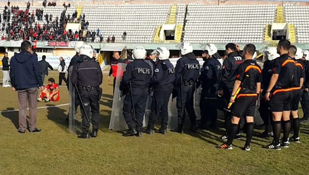 Ankara Demirspor - Van Büyükşehir Belediyespor maçında olaylar çıktı.