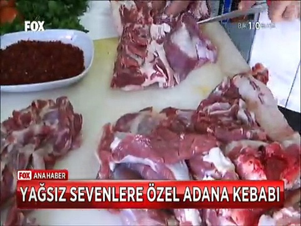 Adanalı kebap ustası yağsız sevenler için özel açık Adana kebabı yaptı
