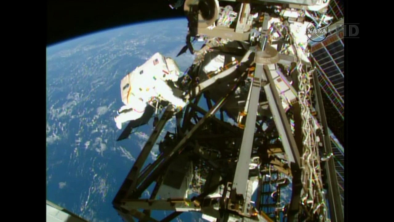 Água em capacete de astronauta preocupa Nasa