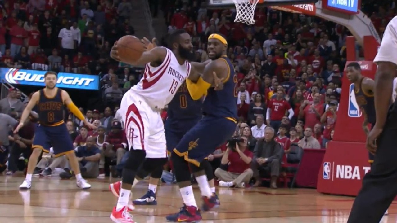 La décision arbitrale incompréhensible lors d'un duel James Harden - LeBron James