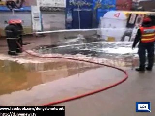 Dunya News- Hafizabad: Oil tanker overturns at Gujranwala Road
