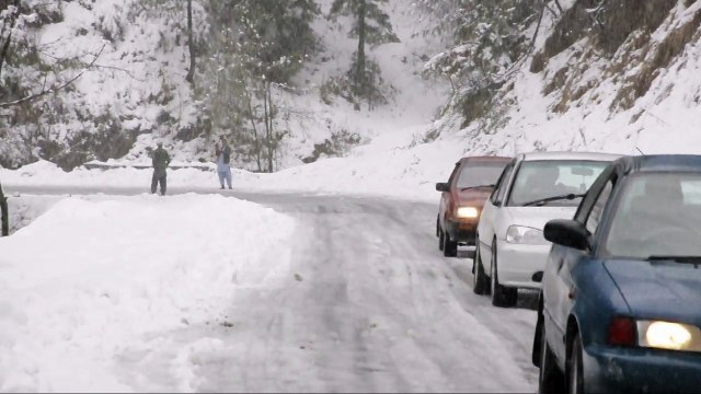 بالائی علاقوں میں موسم سرما پھر سے انگڑائیاں لے رہا ہے۔ برف باری سے پہاڑ سے ڈھک گئے ہیں