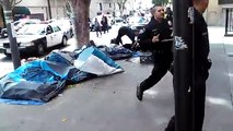ATTENTION IMAGES CHOQUANTES : À Los Angeles, scène ultra-violente d'un policier qui abat un SDF