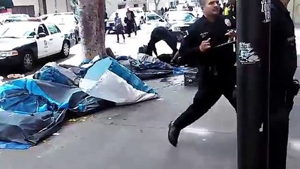Policía de Los Ángeles defiende a agentes que mataron a mendigo