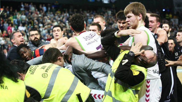 Basket maçında inanılmaz kavga