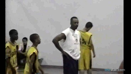 Stephen Curry 13 years old and still an excellent  shooter !