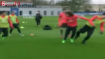 David Luiz, İbrahimovic'i'yı yere serdi