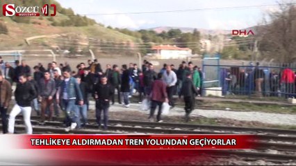 Tehlikeye aldırmadan tren yolundan geçiyorlar