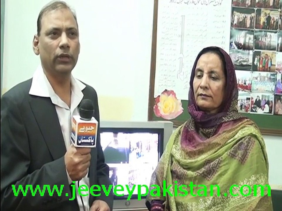 Mrs. Nusrat Tahir Principal Govt. Central High School For Deaf Gulberg Lahore talking with Naveed Farooqi on Women Day at Gung Mehal LHR.