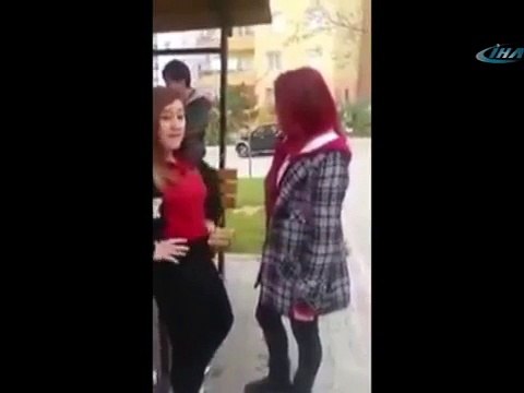 Kızlar kavga etti, erkekler bahis oynadı