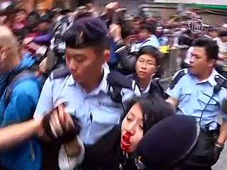 В Гонконге к протестующим применили перцовый газ