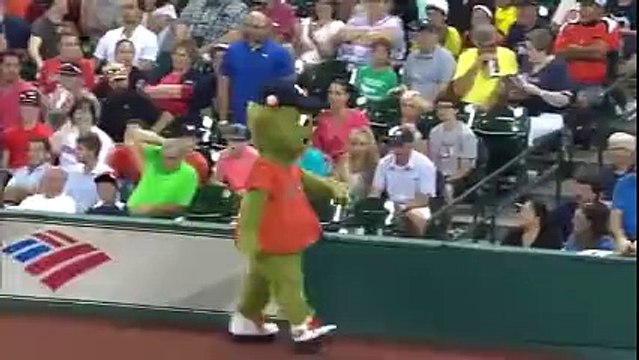 Güvenlik Görevlisinin Maskota Ayar Çekmesi (adam Coştu)