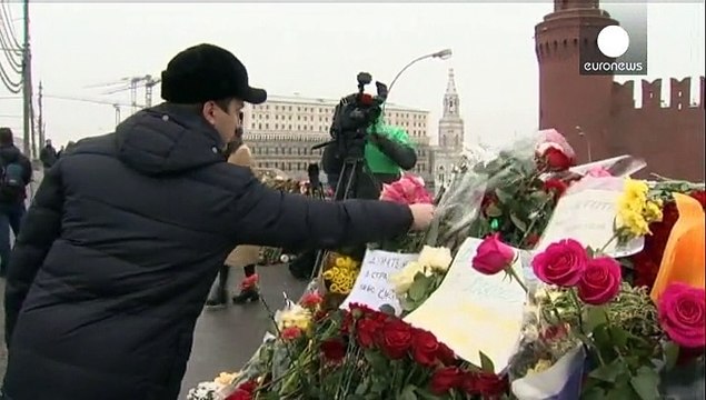 Trois jours après l'assassinat de l'opposant Nemtsov, les hommages et les interrogations perdurent