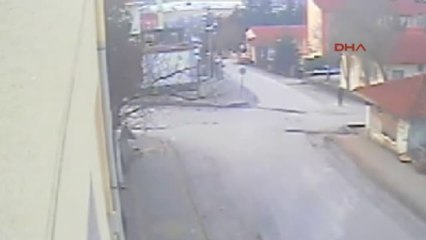 Yozgat Güvenlik Kamerasına Yansıyan Kazadan Öğrenciler Saniyelerle Kurtuldu