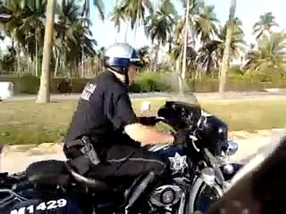 Des policiers acrobates au Mexique