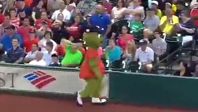 Güvenlik Görevlisinin Maskota Ayar Çekmesi (adam Coştu)