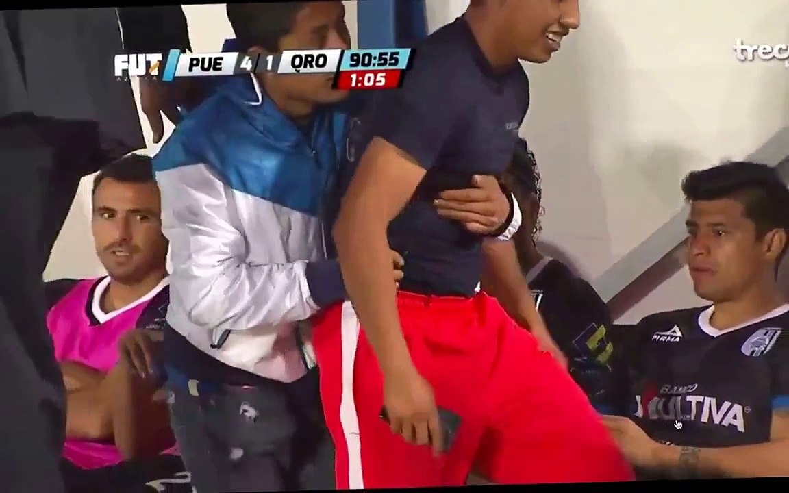 Un fan vient faire un calin à Ronaldinho sur le banc, Puebla vs Queretaro 2015