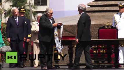 José Mujica entrega banda presidencial al actual Presidente uruguayo