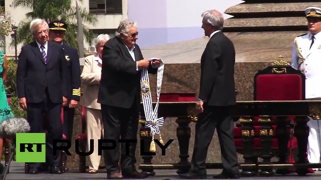 José Mujica entrega banda presidencial al actual Presidente uruguayo
